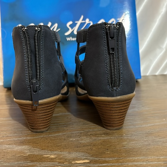 Easy Street women’s navy suede look shoes. Zips up the back. Size 7M - Picture 4 of 7